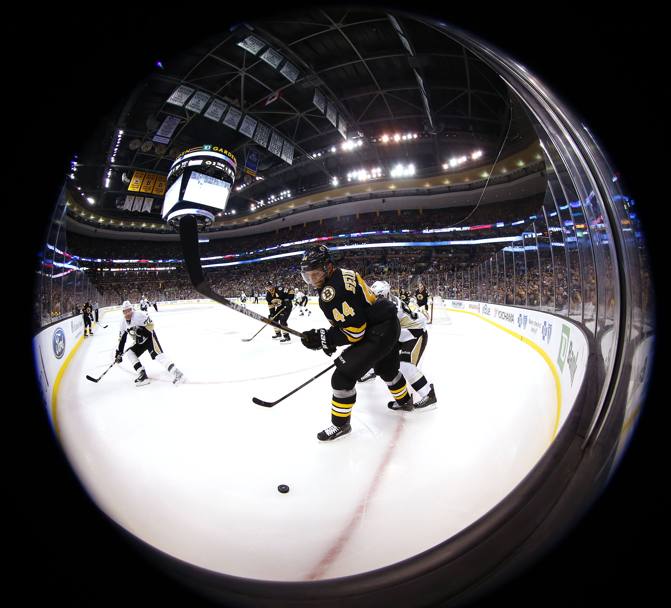 Dennis Seidenberg dei Boston Bruins al recupero del puck perso nella gara contro i Pittsburgh Penguins (Reuters)